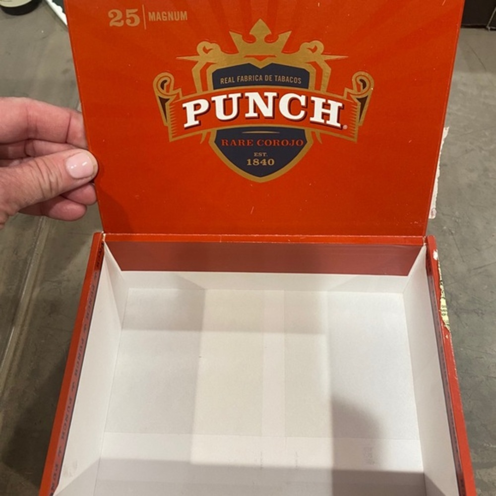 The cutest "PUNCH" brand CIGAR box from HONDURUS !